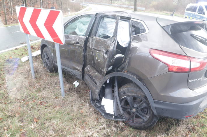 Pkw kommt von der Fahrbahn ab und prallt gegen Baum