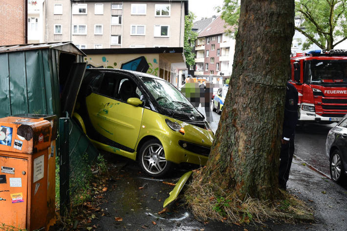 Autofahrerin (65) wird schwer verletzt in Bochum-Ehrenfeld