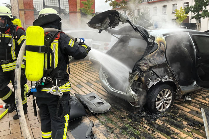 Beim Laden an der Säule geriet der Renault in Brand.