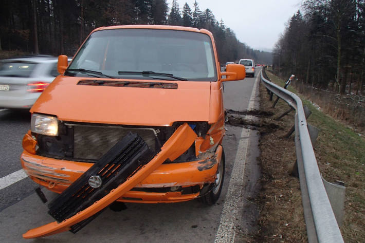 Ein technischer Defekt am Lieferwagen dürfte Schuld sein.