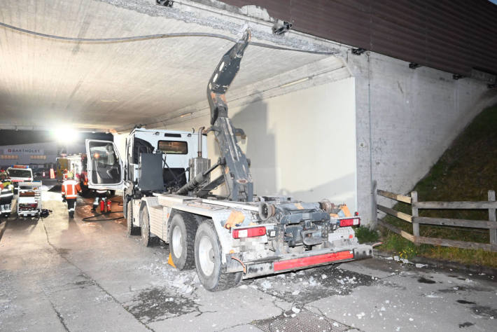 Mit Lastwagen in Unterführungsdecke geprallt