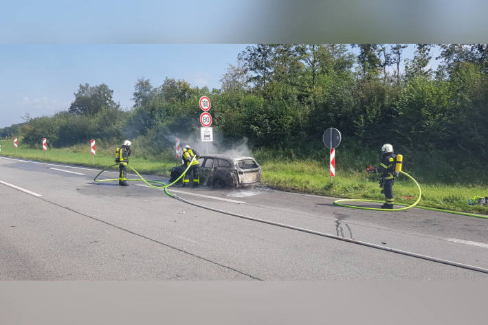 PKW-Brand auf der A43 mit einem Verletzten