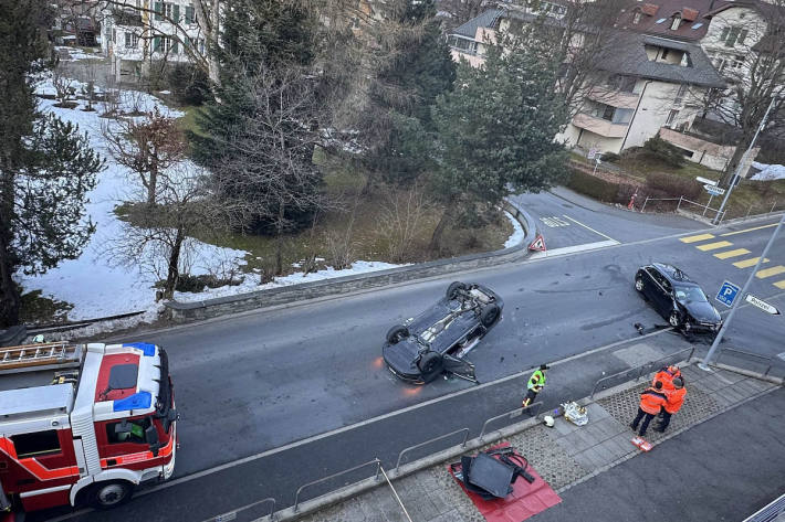 Der 55-jährige Lenker musste von der Feuerwehr aus dem Fahrzeug befreit werden.