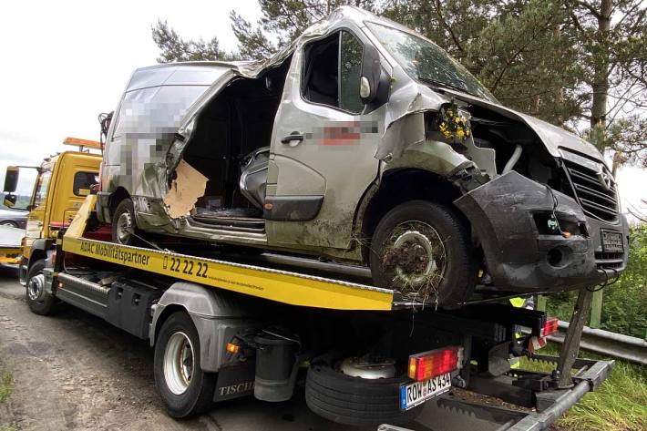 Vermutlich aufgrund starker Übermüdung kam er mit seinem Fahrzeug nach rechts von der Fahrbahn ab und kollidierte mit einem Straßenbaum