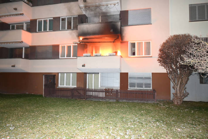 Balkonbrand bei Mehrfamilienhaus