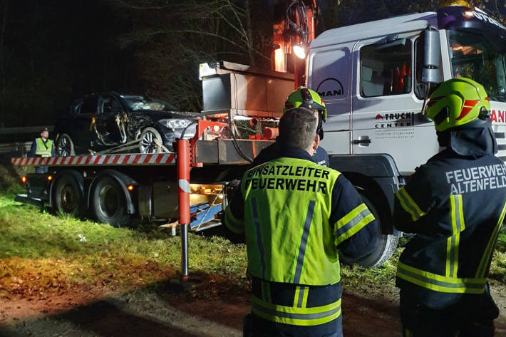 Das Fahrzeug wurde mithilfe eines Krans geborgen und abgeschleppt.