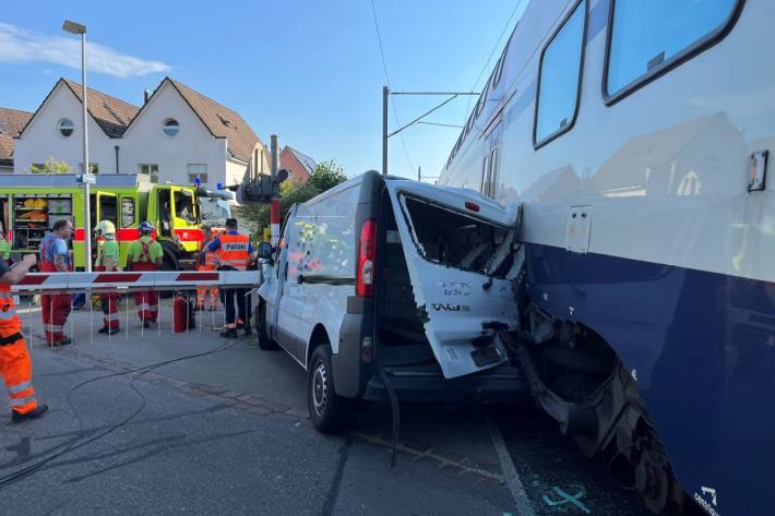 In Affoltern am Albis ZH hat sich ein Unfall zwischen S-Bahn und Lieferwagen ereignet.