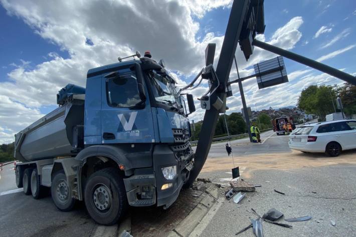 Muldenkipper prallt in Lichtsignal