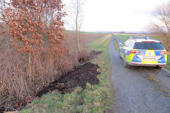 Vor Ort können in Salzhemmendorf jeweils größere Mengen Pflanzenerde mit Düngemitteln und Resten von Cannabispflanzen aufgefunden und sichergestellt werden
