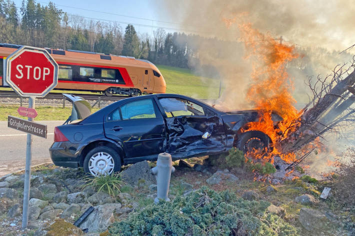 Beim Verkehrsunfall mit Fahrzeugbrand in Sulgen wurde Anfang März niemand verletzt.