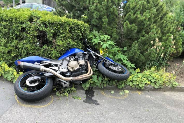 In Glarus hat sich gestern ein Motorradlenker nach einem Unfall am Kopf verletzt.