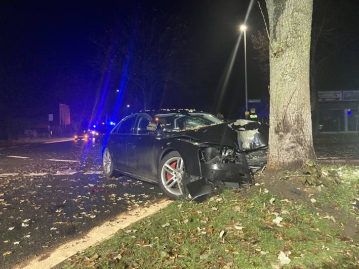 Verkehrsunfall mit sechs zum Teil schwer verletzten Autoinsassen – Rettungskräfte angegriffen