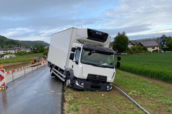Lastwagenchauffeur verursacht Selbstunfall in Ettingen