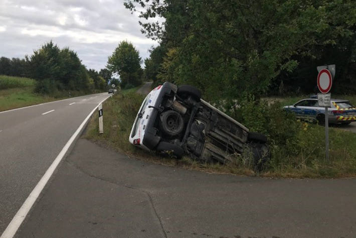 Auto landet bei Unfall im Graben