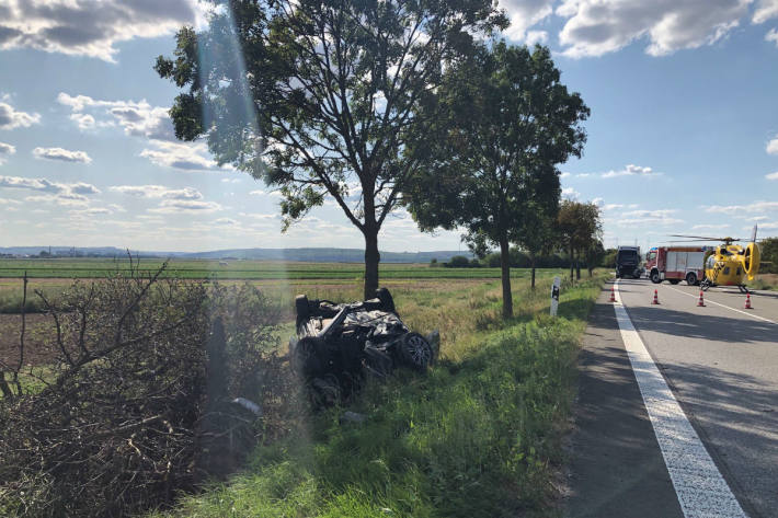 Das Auto landete auf dem Dach.
