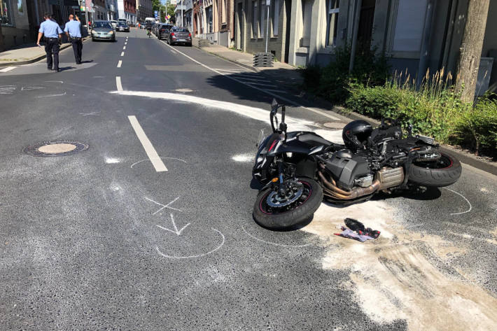 Auto stößt mit Motorrad zusammen – Motorradfahrer schwer verletzt