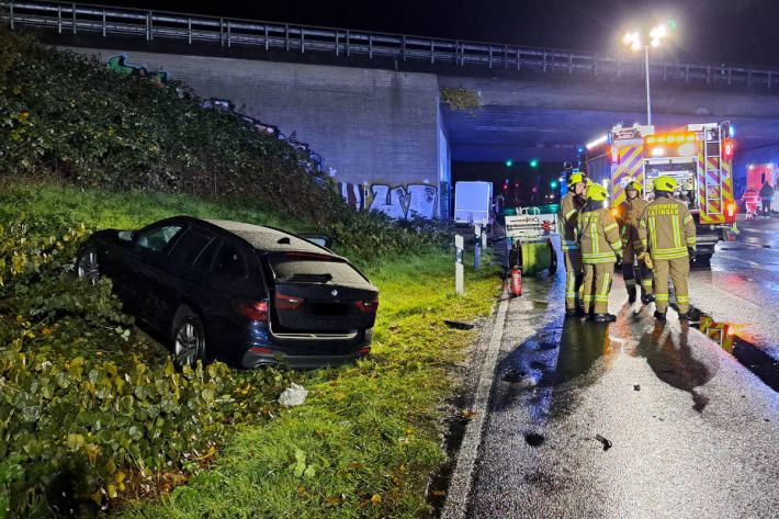 BMW landet bei Kollision in Böschung