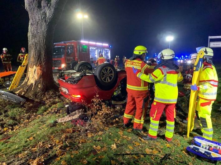 Fahrer nach Überschlag im Fahrzeug eingeklemmt und schwer verletzt