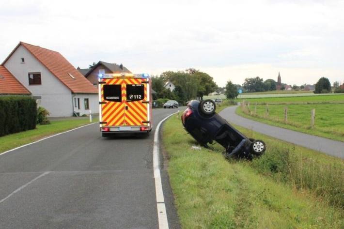 Das Auto kam auf dem Dach liegend zum Stillstand