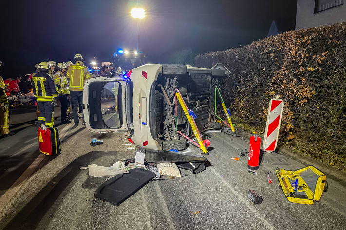 PKW kracht in Mauer in Menden