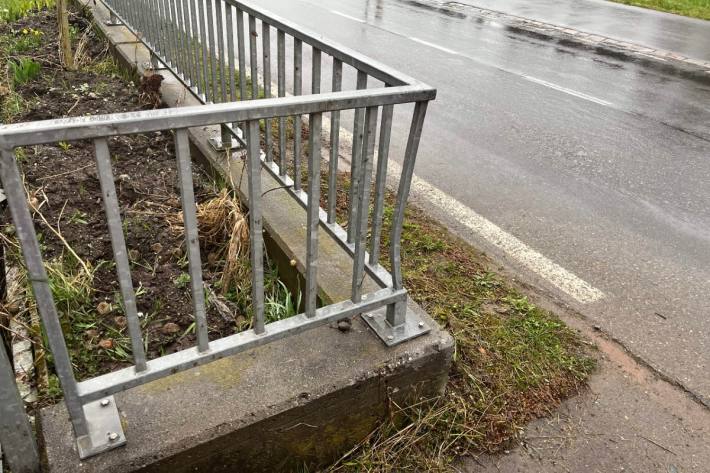 An der Strasseneinrichtung und am Auto sind 20'000 Franken Sachschaden entsnanden.