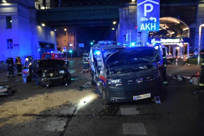 Auto kracht in Wien in Streifenwagen