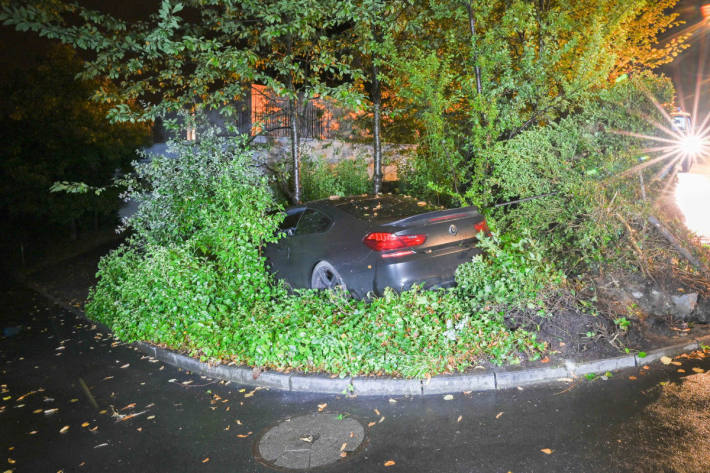 In Horw landete eine Auto in einem Gartenzaun.