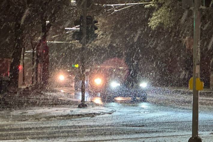 Starker Schneefall am Donnerstagmorgen in Zürich. Eine neue Schneefront kommt in der Nacht auf Samstag.