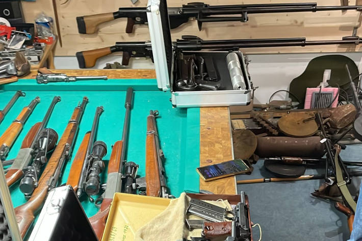 Neben vielen Waffen wurde auch Munition gefunden.