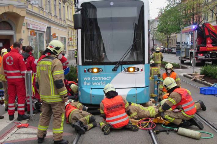 Person unter Straßenbahn in Graz