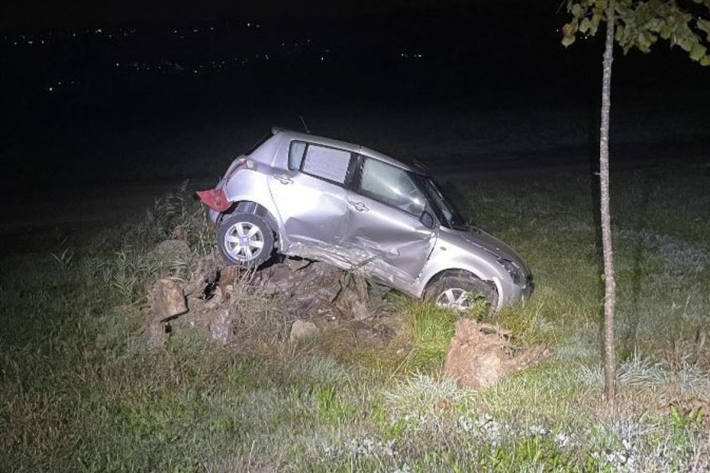 Von Strasse abgekommen und in Holzhaufen geprallt