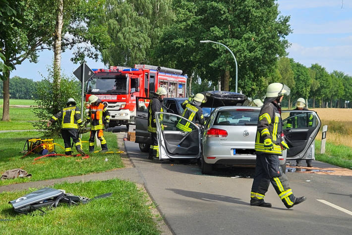 Zwei Fahrzeuge stießen frontal zusammen.