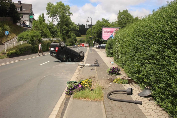 PKW landet nach Verkehrsunfall auf dem Dach