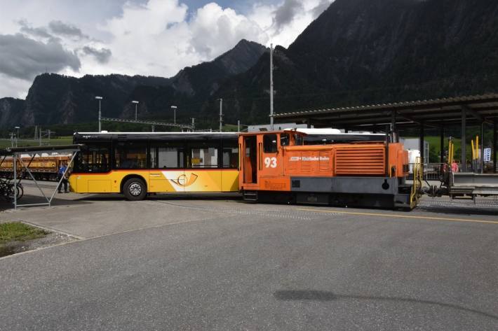 In Trimmis GR kam es gestern zu einem Unfall zwischen Rangierlokomotive und Postauto.