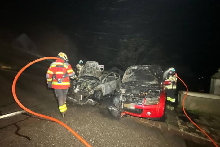 Zwei Autos brannten in Himmelried komplett aus.