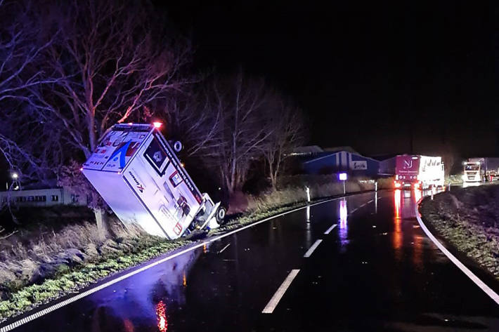 Der Lkw landete in Ihlow kopfüber in einem Graben