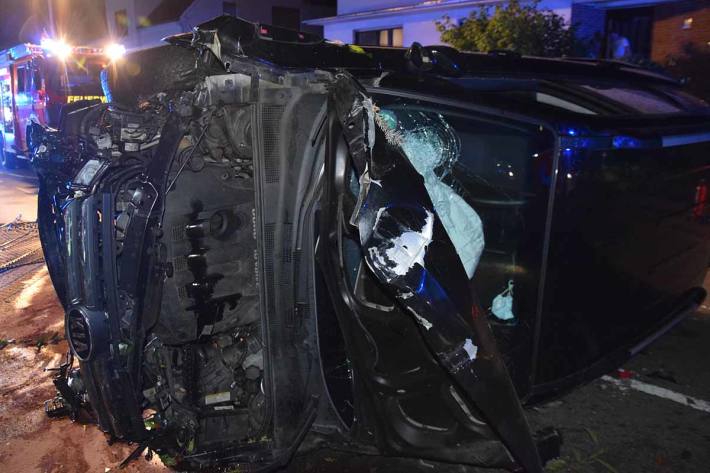 Durch die Wucht des Aufpralls wurden in Spenge das Auto und auch der Doppelstabmattenzaun völlig zerstört