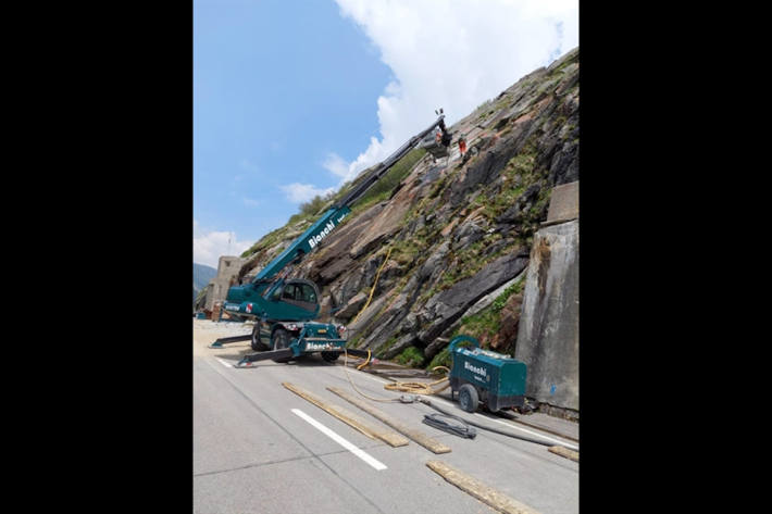 Erstellen der Bohrlöcher an der Lukmanierstrasse