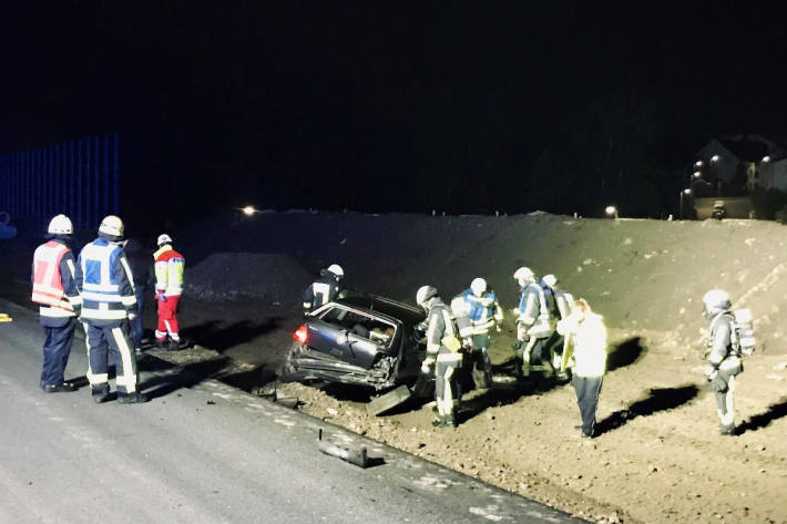 Pkw überschlägt sich auf der A448 bei Bockum