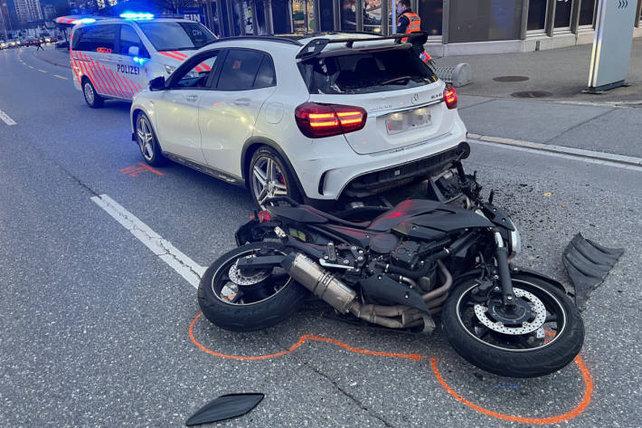 Motorradfahrerin gestürzt