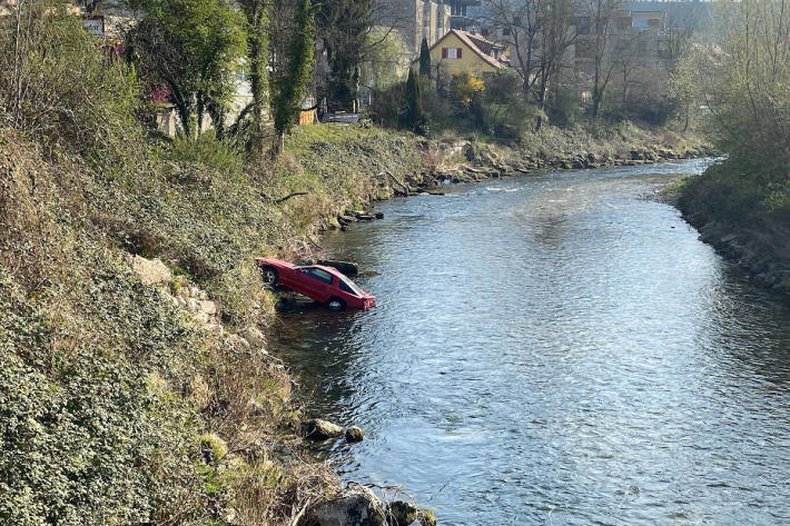 Ungesicherter Personenwagen rollt in die Birs