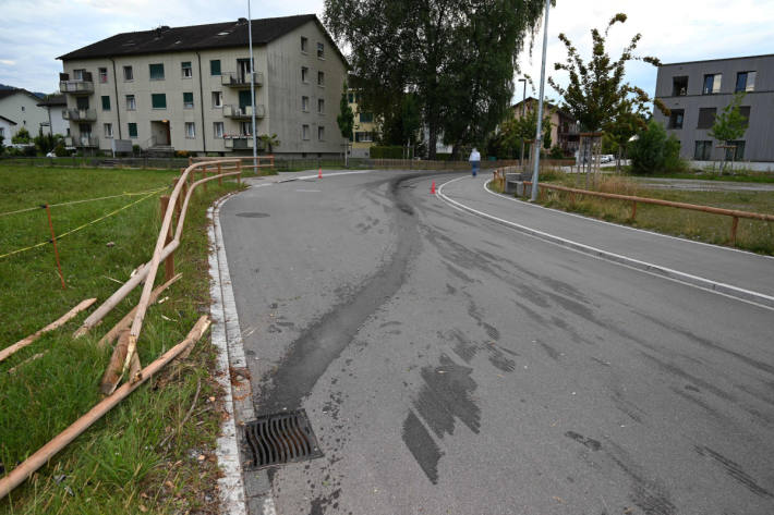 Beim Selbstunfall des 26-jährigen Autolenkers wurde der Holzzaun beschädigt.