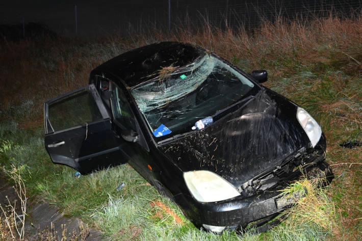 Das Auto endete komplett zerstört auf einer Wiese.