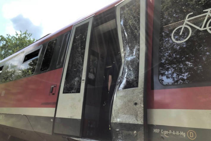 Schwerer Verkehrsunfall an einem unbeschrankten Bahnübergang in Kandel