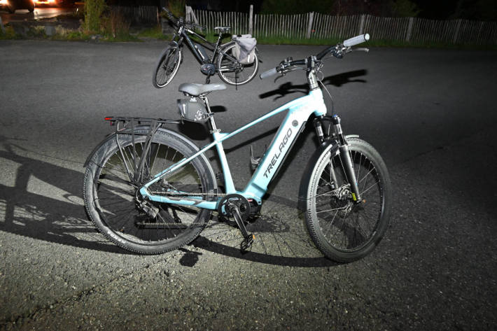 Die beiden E-Biker wurden bei der Kollision verletzt und mussten ins Spital gebracht werden.