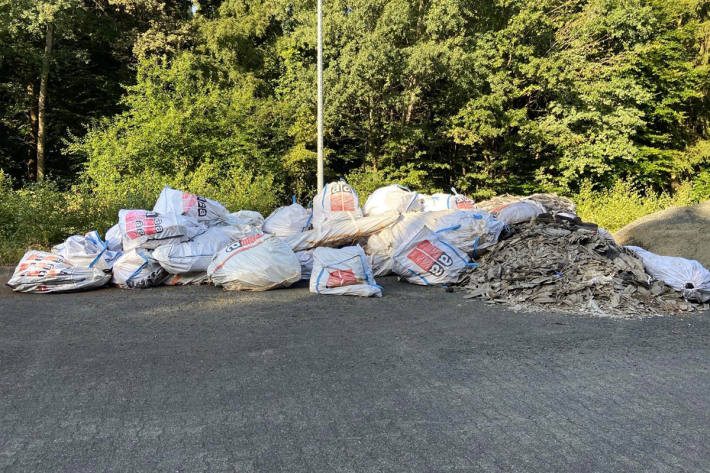 Eine große Menge Bigpacks wurde illegal entsorgt.