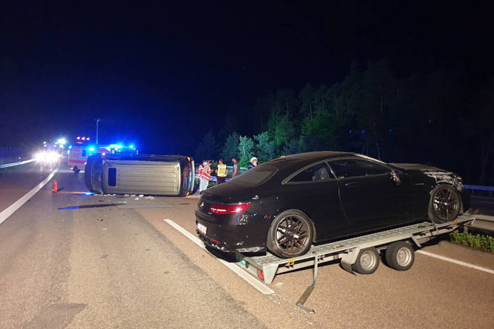 Kleintransporter mit PKW-Anhänger überschlägt sich auf der A6 bei Wattenheim