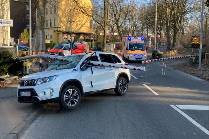 Ein Auto wird in Bochum von einer Bahnschranke durchbohren.