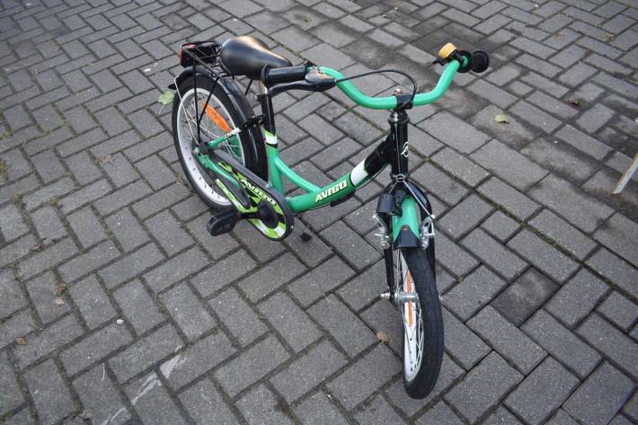 Erst als der PKW Fahrer bemerkte, dass er etwas überfahren habe, stoppte er sein Fahrzeug in Mönchengladbach