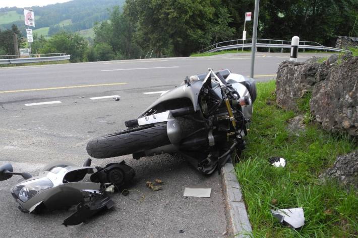 Ein Motorradfahrer ist heute morgen früh bei Steinen SZ verunfallt.